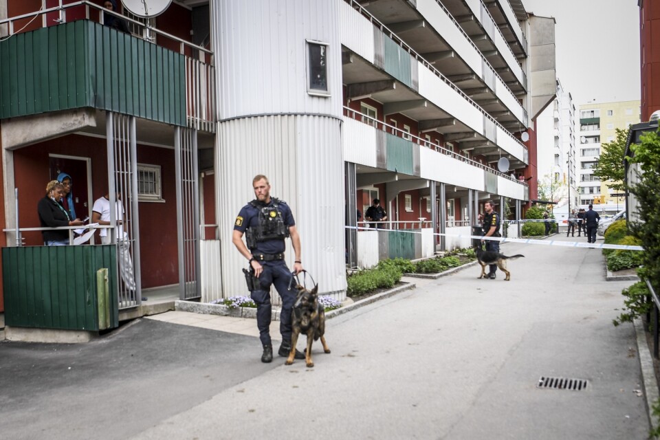 Polis på plats i Husby i nordvästra Stockholm där en man sköts till döds i förra veckan. Arkivbild.