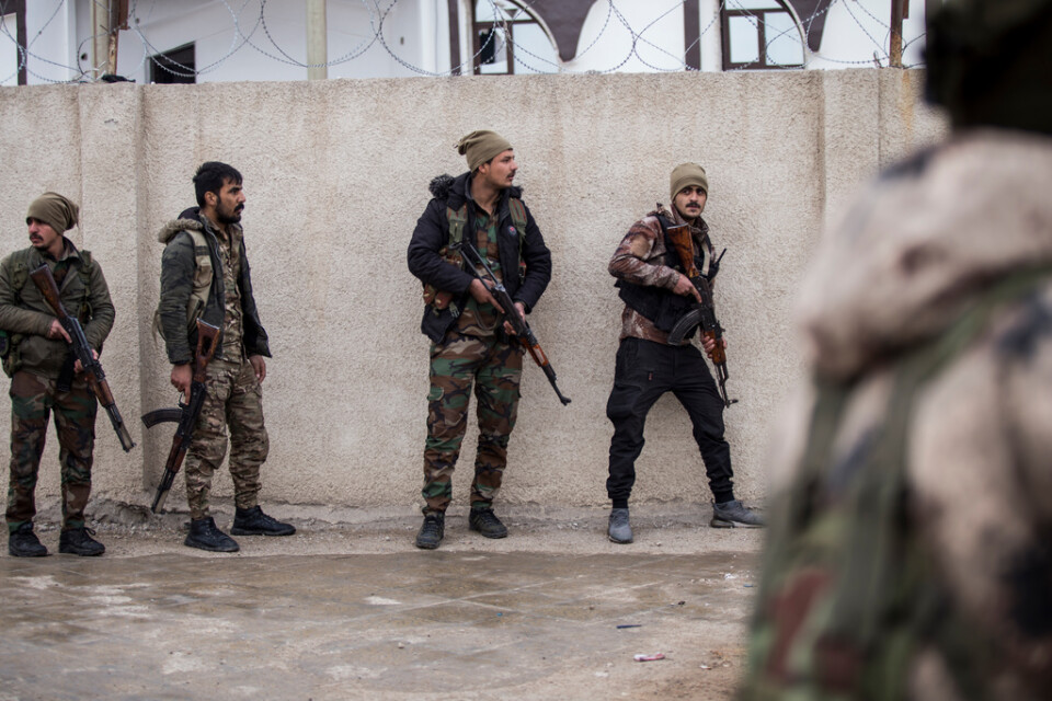 SDF-soldater håller en position i staden al-Hasakah efter att terrorrörelsen IS stormat ett fängelse. Bild från 27 januari.