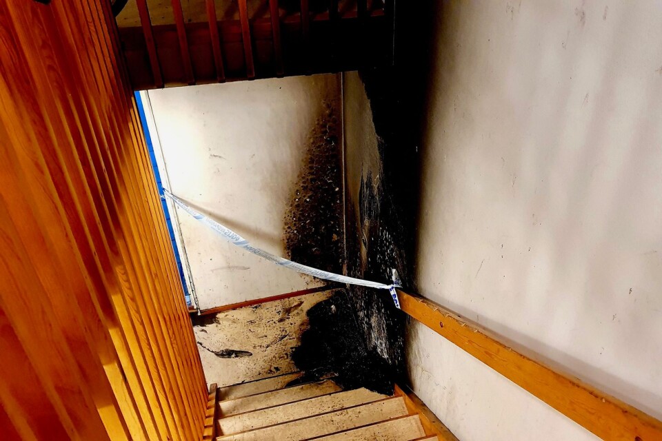 Branden upptäcktes snabbt men hann sprida sig upp till andra våningen. Men framför allt har entrén fått stora rökskador.