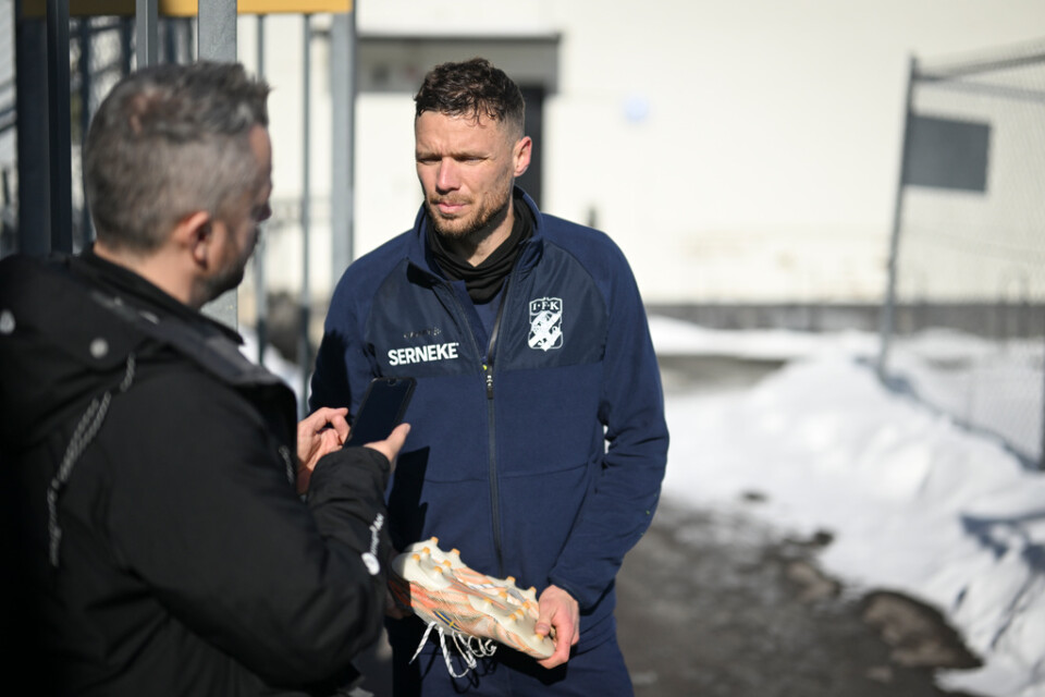 IFK Göteborgs Marcus Berg beklagar att tränaren Mikael Stahre får sparken men förstår klubbens beslut.