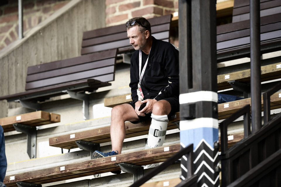 Sveriges förbundskapten Peter Gerhardsson såg det damallsvenska mötet mellan Djurgården och Eskilstuna på Stockholms stadion med en plastpjäxa runt sin hälseneskadade vänsterfot.