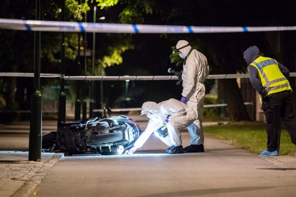 Tekniker undersökte under natten en moped som hittats vid brottsplatsen.