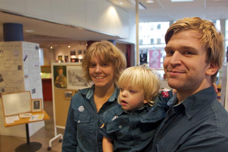Malin och Per Ericson tillsammans med dottern Ingrid-Stina satte upp scoutkårens utställning i biblioteket på torsdagen.Foto: Jan Stenqvist