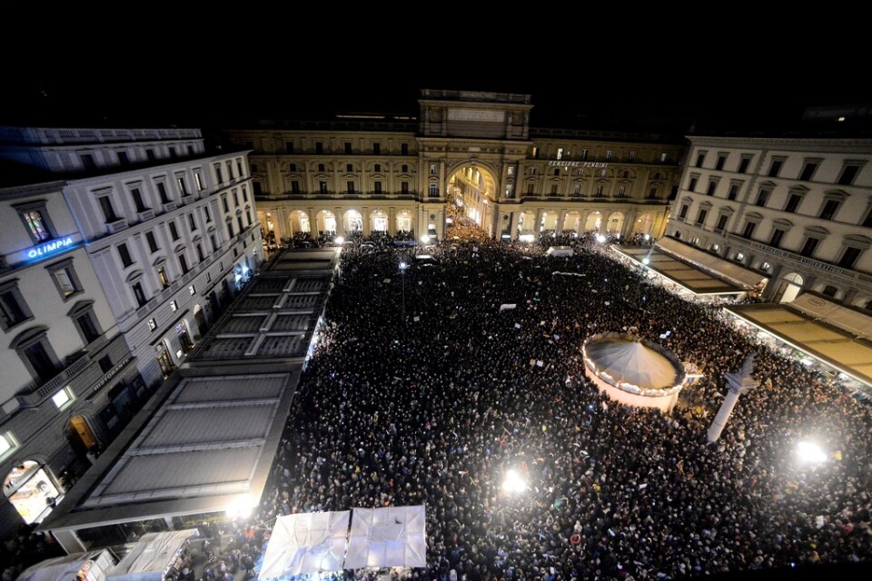 Packat med folk på Piazza della Republicca i Florens på lördagen.