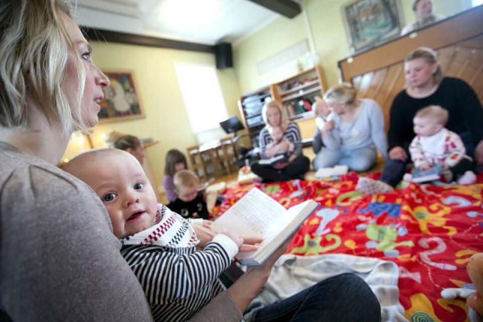 Gustaf Moll med mamma Helene Jönsson som tycker att babycaféet är ett bra sätt att träffa folk.