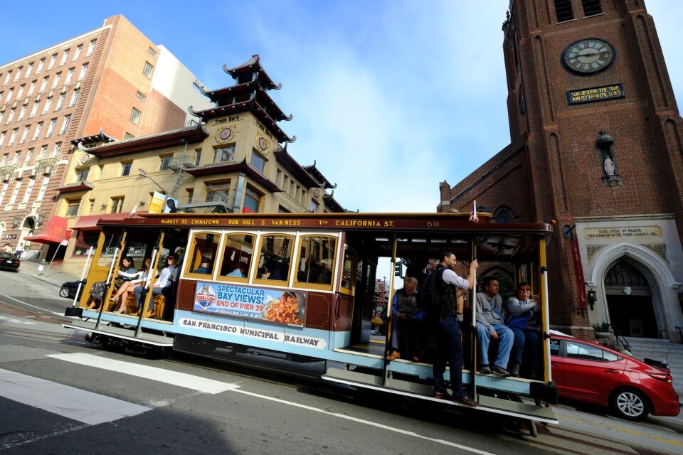 En spårvagn glider nerför California Street, förbi Chinatown, i San Franciso. Krönikören tänker sig en kanske något modernare variant i Ystad.