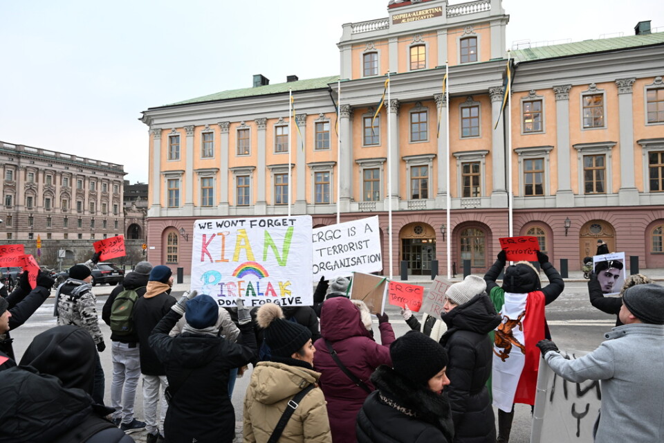 Iranska organisationer demonstrerade tidigare i år utanför utrikesdepartementet i Stockholm för att kräva att Sverige agerar hårdare mot Revolutionsgardet i Iran. Arkivbild.