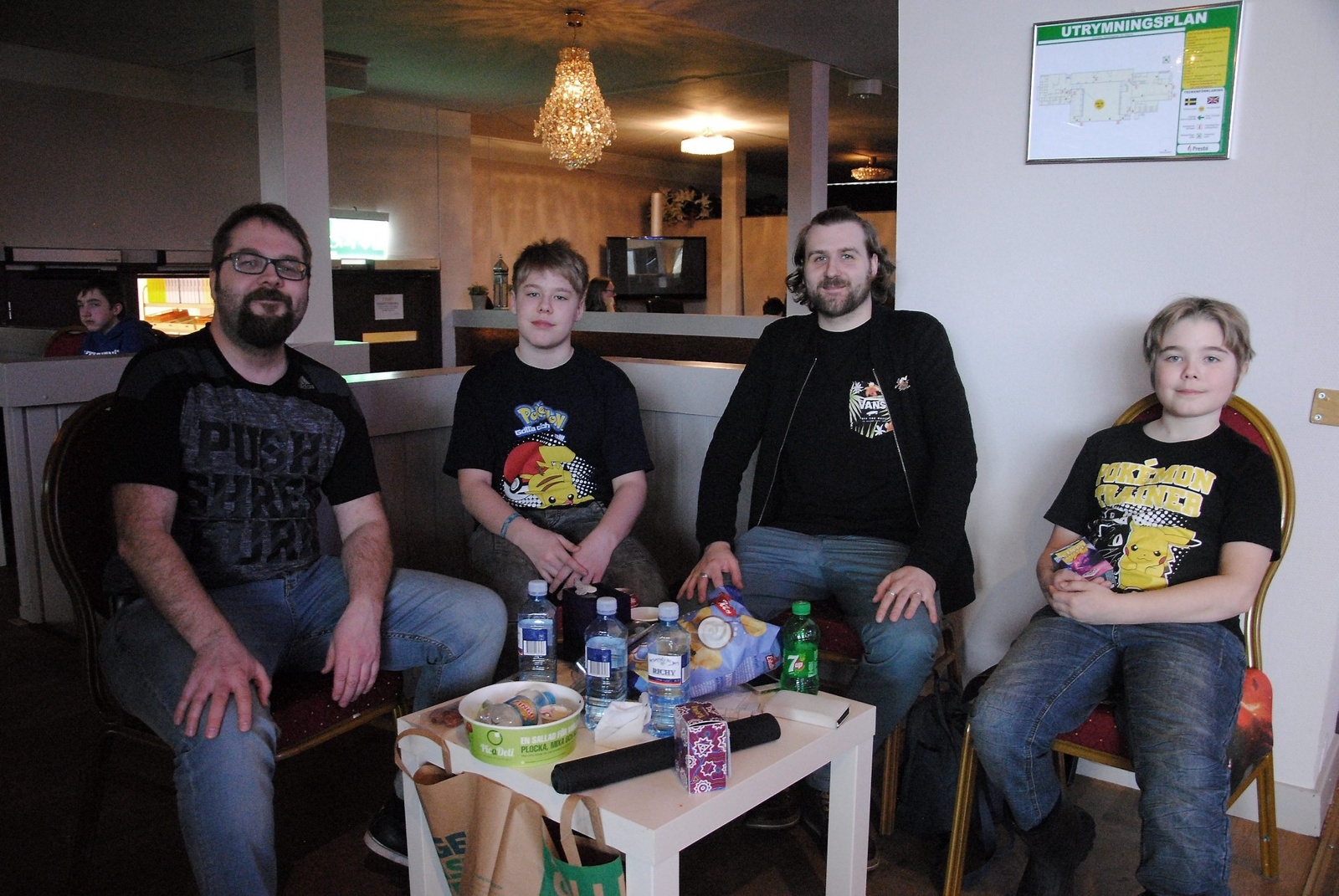 Familjen Solax från Åland tar en paus. Sönerna Jonatan och Emil är med och spelar. Med på bilden är också Fredrik Hitonen.