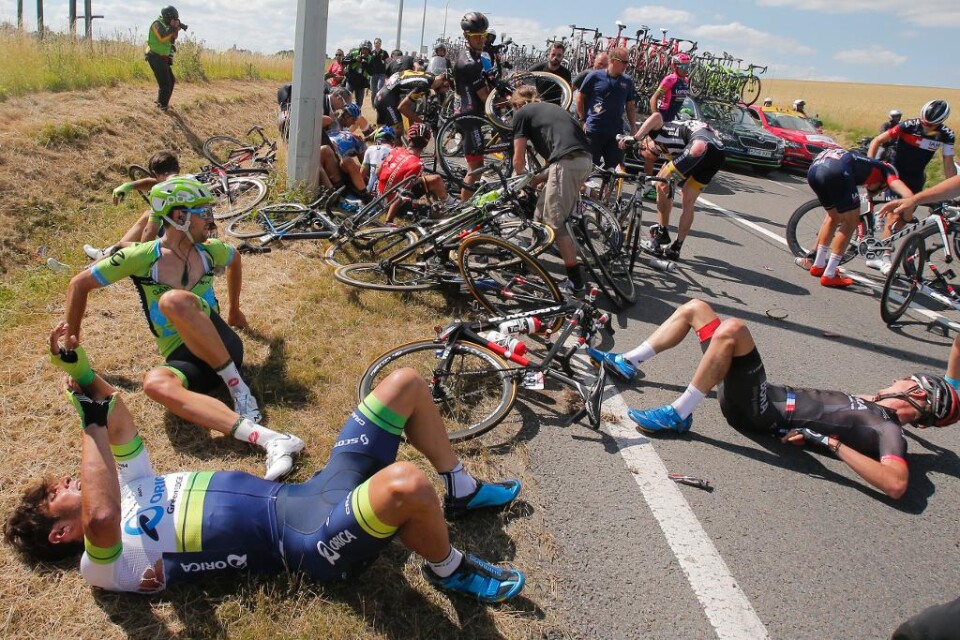 Den tredje etappen av Tour de France drabbades av en våldsam masskrasch - där flera cyklister föll omkull och etappen tillfälligt stoppades. Minst fyra deltagare tvingades bryta touren efter olyckan. Det var efter ungefär tio mil som fransmannen William