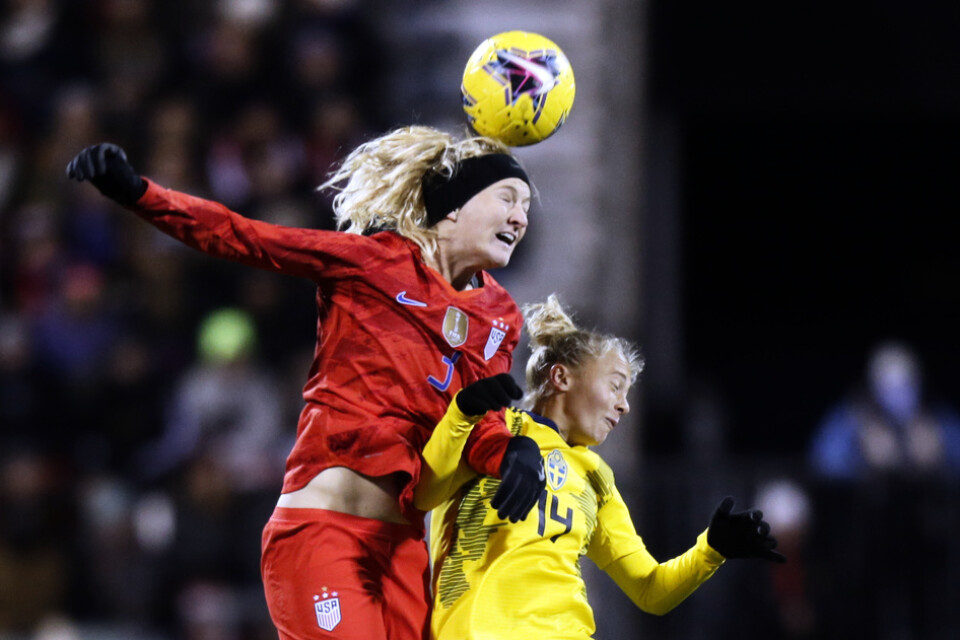 Sveriges Hanna Bennison i nickduell med USA:s Samantha Mewis under nattens landskamp i fotboll. USA vann med 3–2 men 17-åriga Bennison stod för en imponerande A-landslagsdebut.