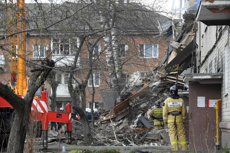 Räddningsarbetare vid byggnaden i Orechovo-Zujevo i Ryssland där en gasexplosion inträffade.