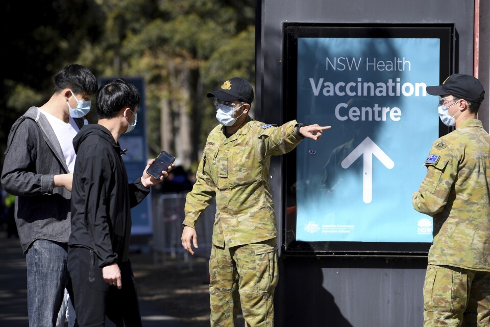 Soldater visar vägen vid en vaccineringscentral i Sydney. Bild från mitten av augusti.
