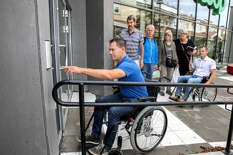 Mathias Karlsson ställdes för en del prövningar när han ägnade onsdagen åt att åka runt i rullstol. Vid Coops entré upptäcktes att den automatiska öppningsknappen borde ha haft en annan placering.