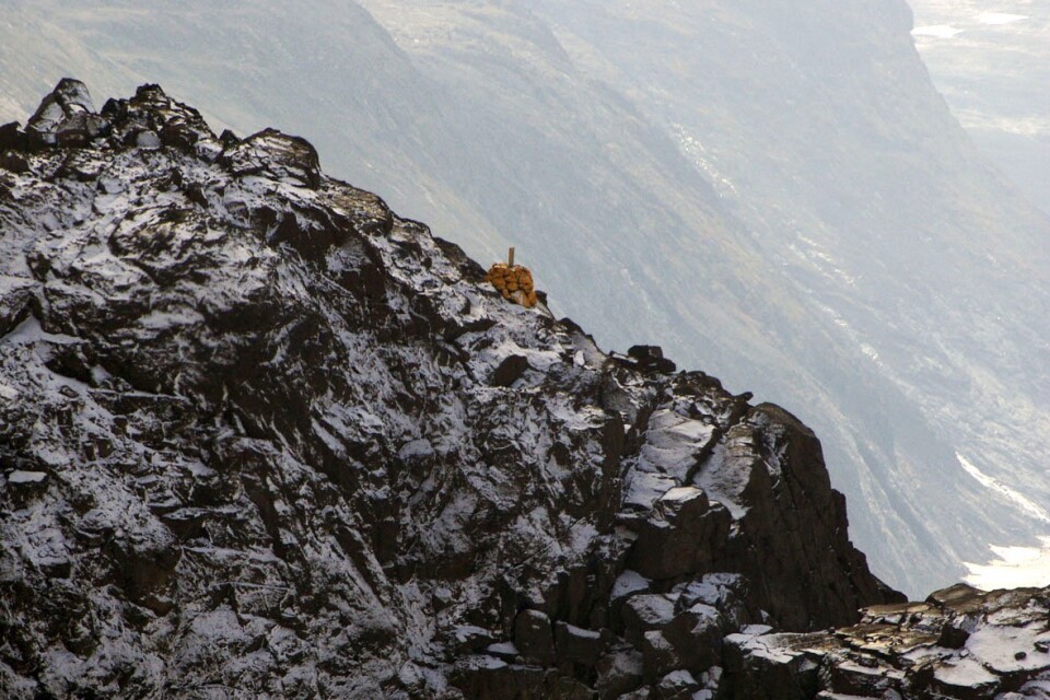 Det mest svårtillgängliga riksröset på gränsen mot Norge finns i högfjällsmassivet Sulitelma, i Arjeplogs kommun. Det högsta berget i området, på den norska sidan, är mer än 1900 meter. Lantmäteriet kan eventuellt behöva hjälp av klättrare för att ta sig till röset, måla det och läsa in digitala koordinater.