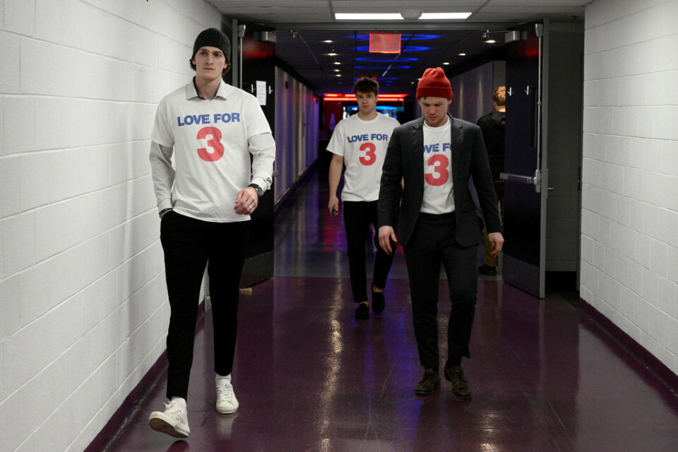 Ishockeyspelare i Buffalo Sabres bär t-shirts med nummer 3 – Damar Hamlins nummer.