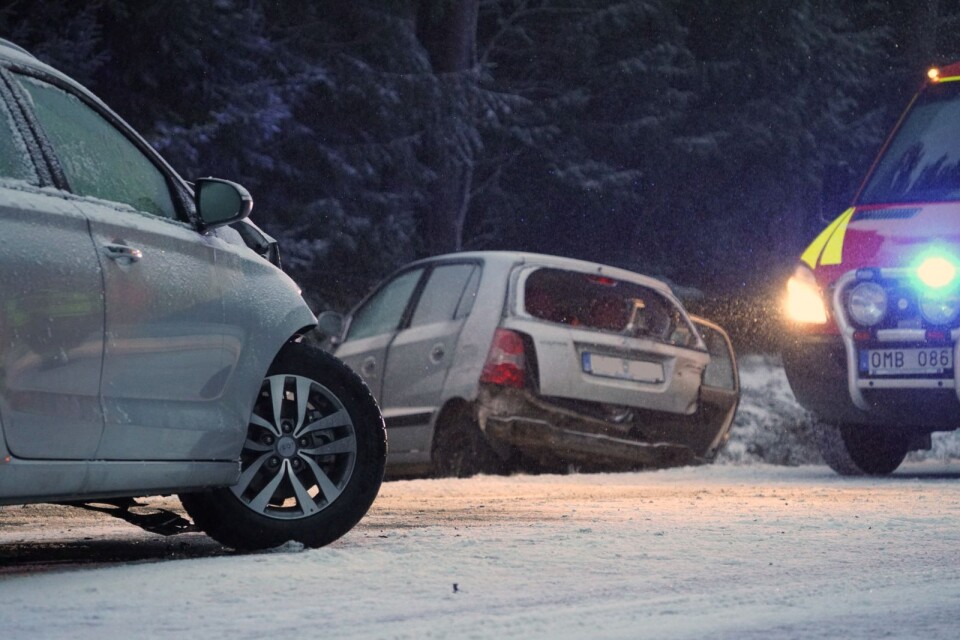 Tre bilar har varit inblandade i en trafikolycka på riksväg 27 söder om Bramstorp i Växjö kommun.