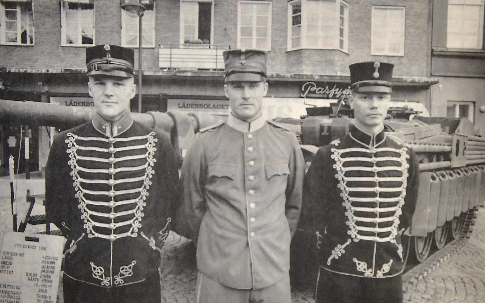 Kadetterna Magnus Engström, Pehr Andersson och Thomas Landin visar upp sig i uniformerna från jubileumsfirande P2:s anregementen K5, K6 och K7.
Arkiv: Åke Ljungberg