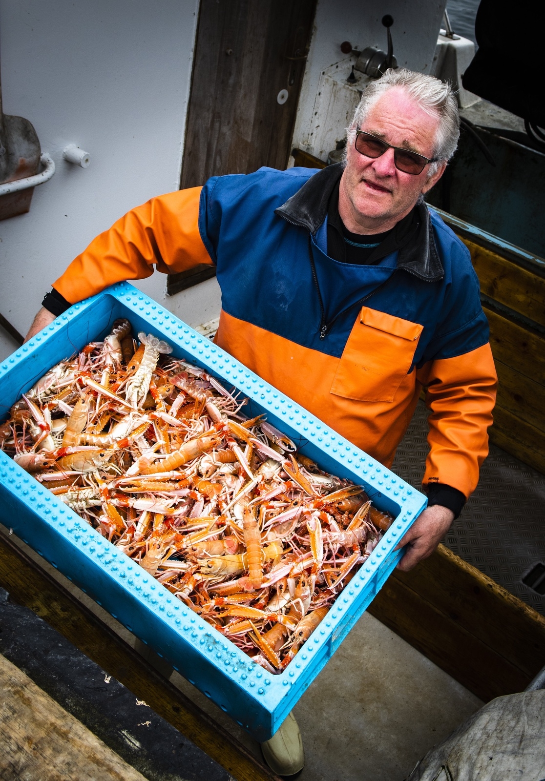 Larssons fisk i Mollösund är vida känd på Orust. Härifrån levereras färsk fisk och skaldjur dagligen till både privatpersoner och restauranger. På bilden Janne Larsson.