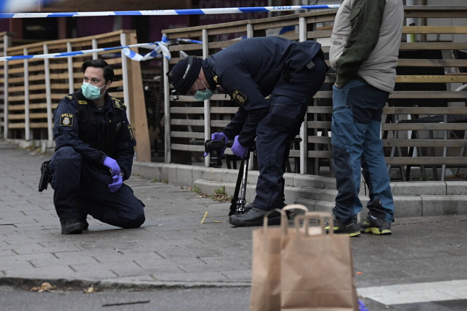 Polisens tekniker arbetar utanför restaurangen i Märsta norr om Stockholm där två personer skottskadades i september förra året.