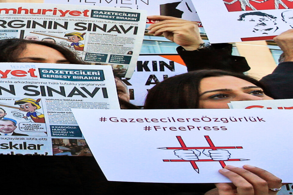 Demonstranter protesterar mot rättegången mot flera anställda på den turkiska tidningen Cumhuriyet. Arkivbild.
