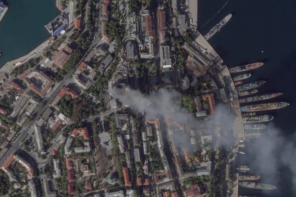 Satellitbild efter attacken mot flotthögkvartertet på Krim i fredags.