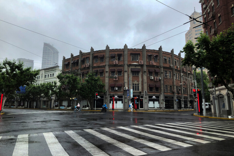 Gatorna är tomma i Shanghai, trots budskap från myndigheterna om att restriktioner har lättats. Bild från förra veckan.