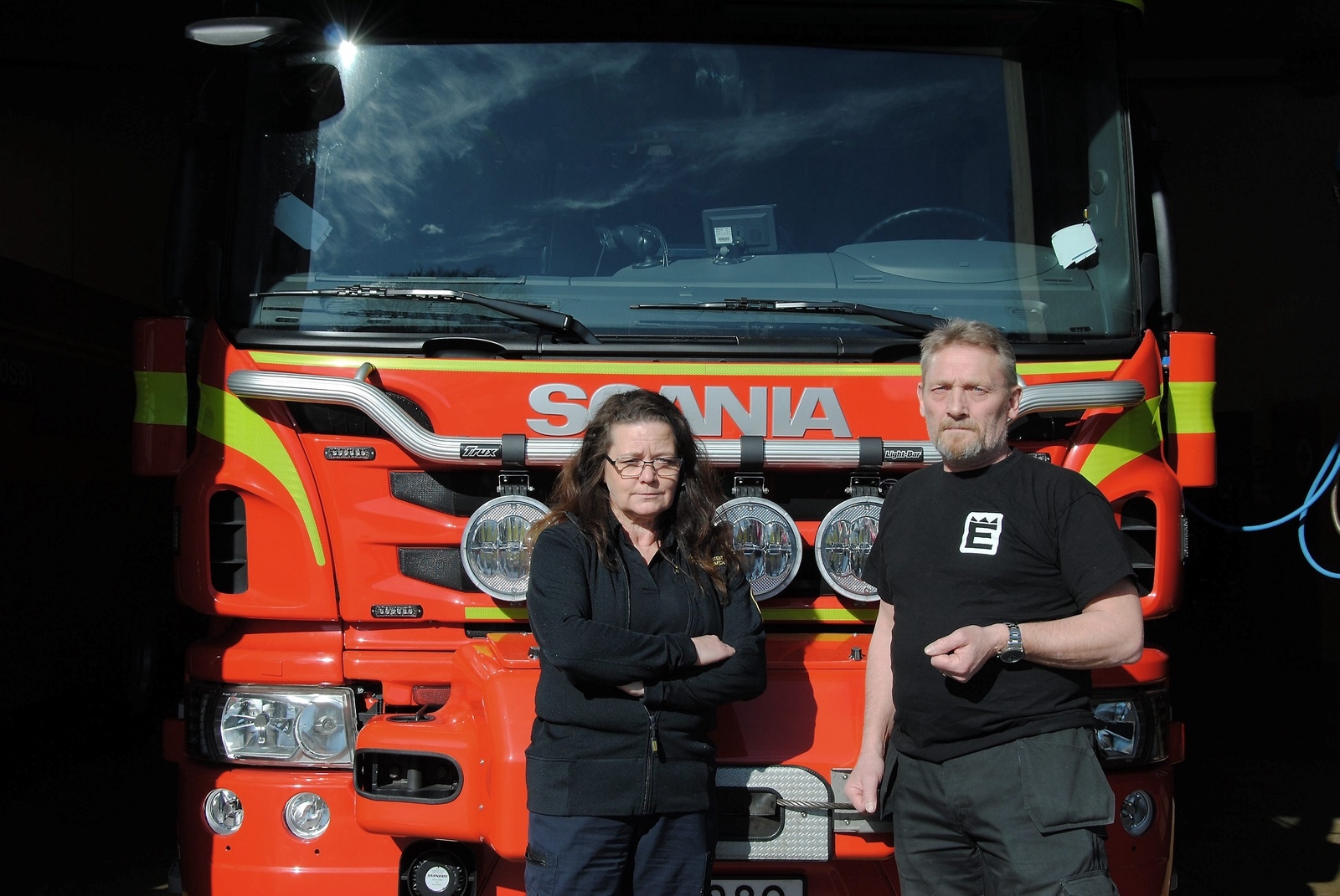 Alla bilar får inte plats i hallen på brandstationen i Osby, säger skyddsombuden Jeanette Reimer och Stellan Otterdahl. FOTO: SUSANNE GÄRE
