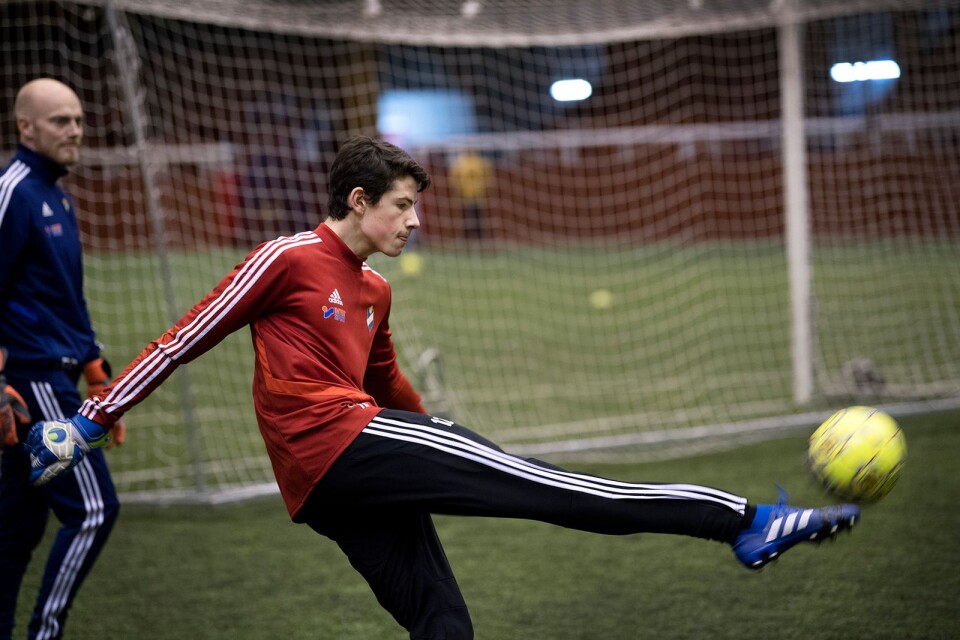 16-årige keepern Victor Stulic studeras av målvaktstränaren Rasmus Rydén.