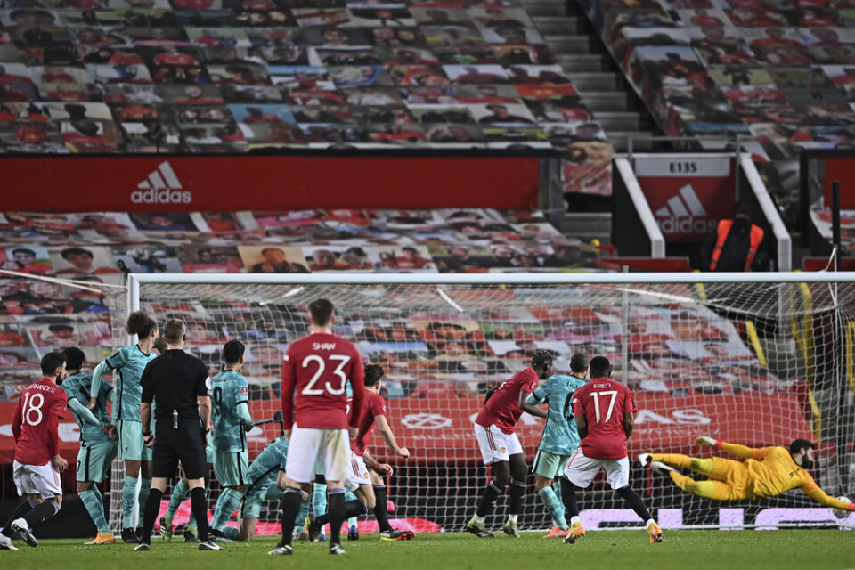 Bruno Fernandes, till vänster, skickar bollen i mål och Manchester United vidare till nästa omgång i FA-cupen.