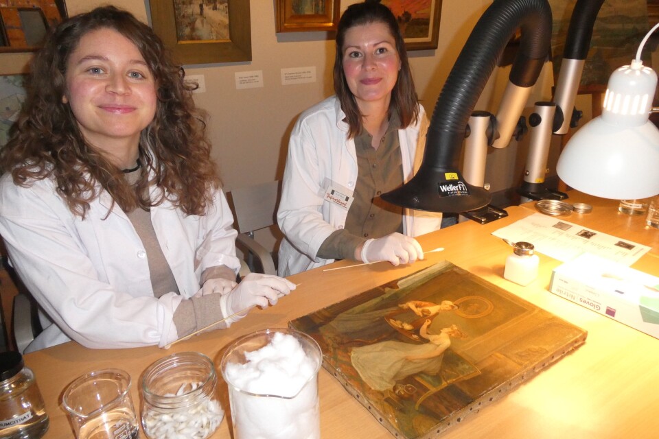 Pedagogiska och upplysande inslag på Julmarknaden. Museets konservatorer Maria Varhelyi och Kajsa Söderberg visade hur man rengör gamla målningar.