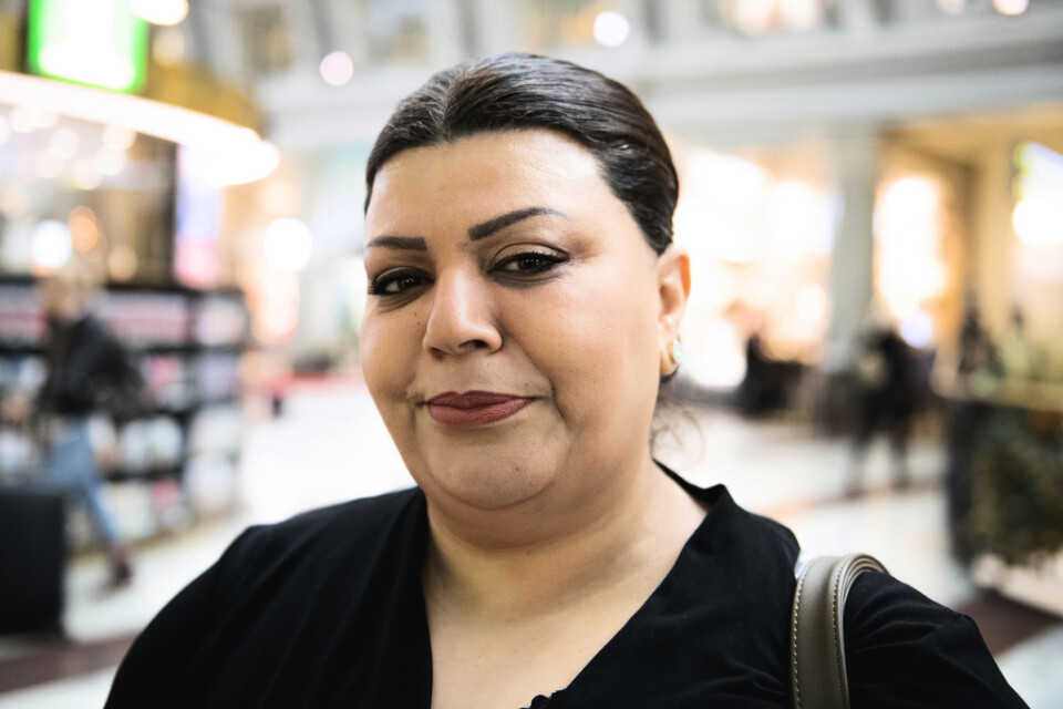 Fatma Almousa, 54, har rest från Göteborg för en jobbintervju i Stockholm. "Jag väljer helst tåget för att det är bekvämast och jag är van vid det. Det är mer utrymme på tåget och man kan sitta och ta det lugnt med en kopp kaffe. Dessutom är jag rädd för att flyga."
