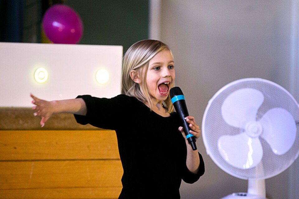 Precis som originalartisten Lisa Ajax hade 

Klara Kristiansen en fläkt på scenen när hon sjöng låten Torn.