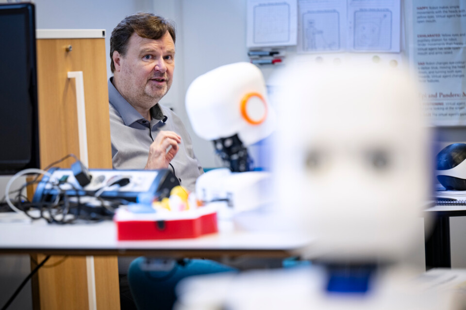 Professor Christian Balkenius i sitt robotlabb i Lux-huset på Lunds universitet.