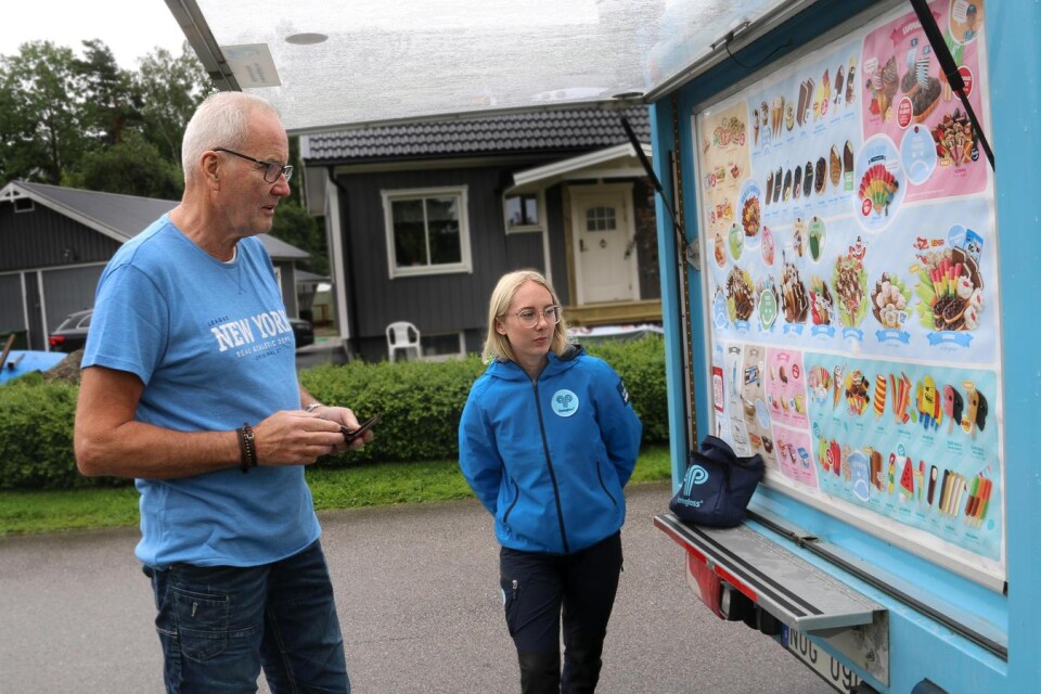 Fanny Petersson från Jönköping har som sommarjobb att köra Hemglassbilen. På dagens runda till Marbäck träffar hon bland annat Lars Sjögren som passar på att köpa isglass till barnbarnen.