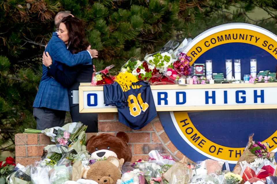 Sörjande utanför Oxford High i Oxford, Michigan, där en 15-årig pojke sköt ihjäl fyra skolkamrater i tisdags.
