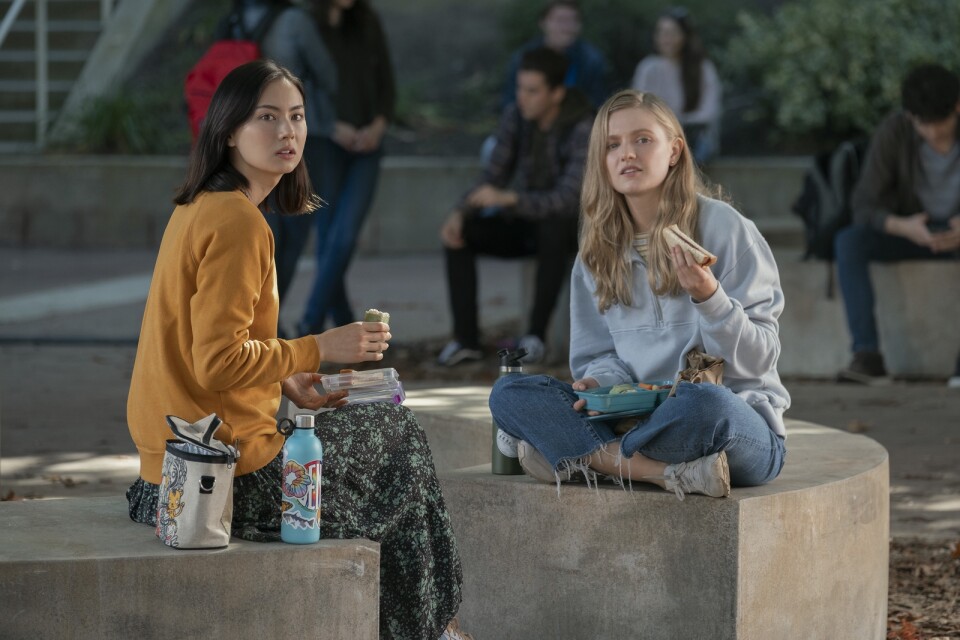 Lauren Tsai och Hadley Robinson spelar bästa vänner i high school-filmen "Moxie", i regi av Amy Poehler. Pressbild.