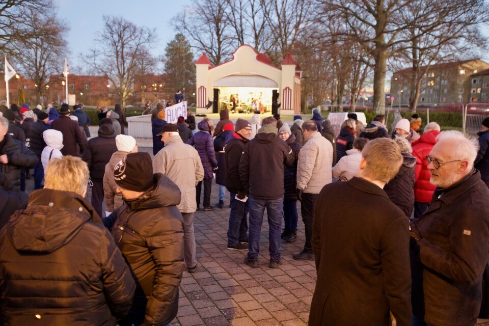 Peter Svensson sälla sig till dem som kräver kommunalrådens avgång. Bilden är från protesterna inför kommunfullmäktigemötet den 30 januari.