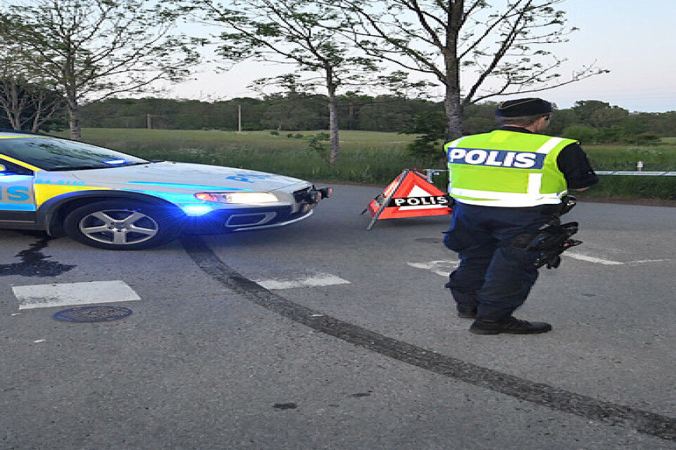 Poliser vid avspärrningarna i närheten av den plats där ett mindre flygplan störtat i närheten av Höör i Skåne.