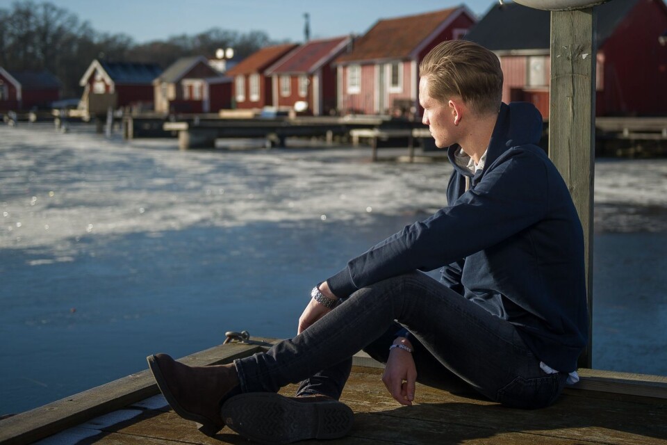 Charlie Eriksson studerade i Kalmar när han drabbades av panikångestattacker som ledde till självmordsförsök. Här nere på Stensö i Kalmar höll han på att lyckas med sitt självmordsförsök, men räddades av polis och vårdpersonal. Nu kommer han till Kalmar igen med föreställningen Aldrig Ensam Show.