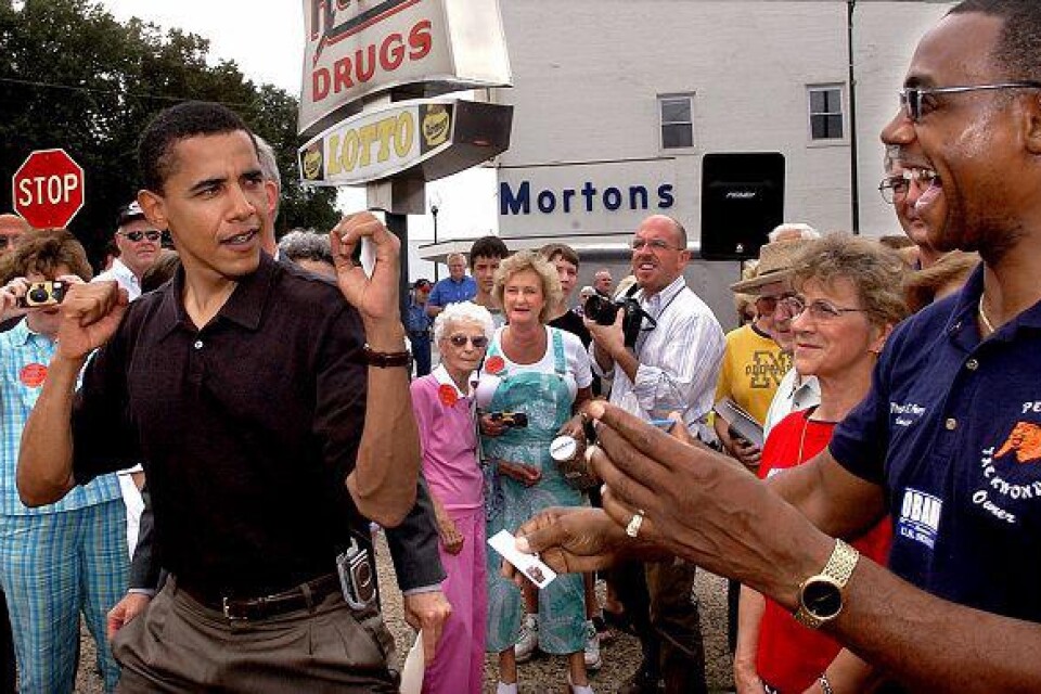 Barack Obama visar upp sina taekwondo-kunskaper på hemmaplan i Illinois, april 2004.