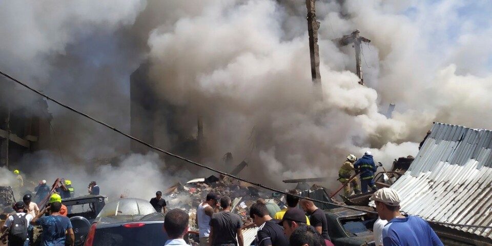 Rök stiger över marknaden Surmalu i Armeniens huvudstad Jerevan efter explosionen på söndagen.