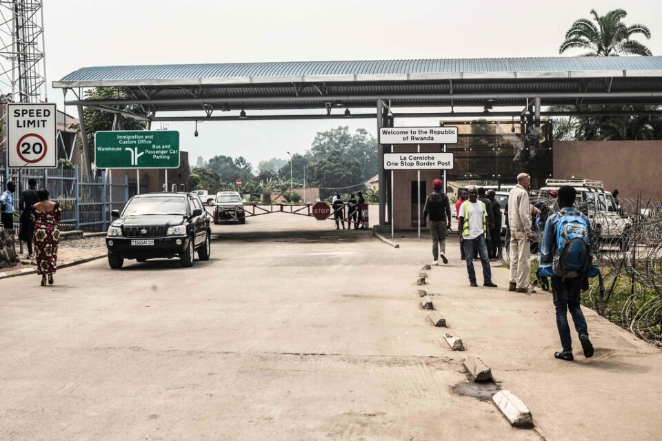 Det har kommit motstridiga uppgifter från Rwanda om gränsen mot det eboladrabbade Kongo-Kinshasa. Bilden visar gränsen mellan länderna som brukar vara full av människor.