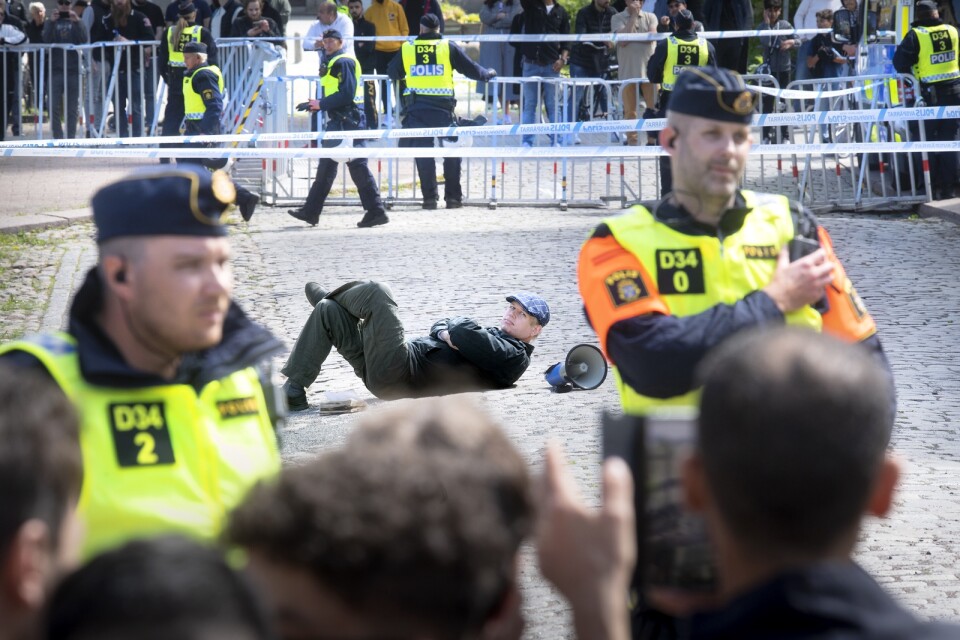 Rasmus Paludan  höll sin demonstratin bakom kravallstaket.