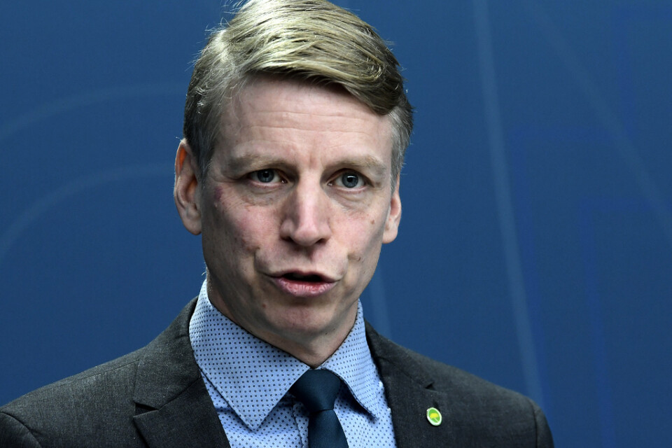 Finansmarknadsminister Per Bolund (MP) vill få ett slutdatum för försäljning av bensin och diesel.