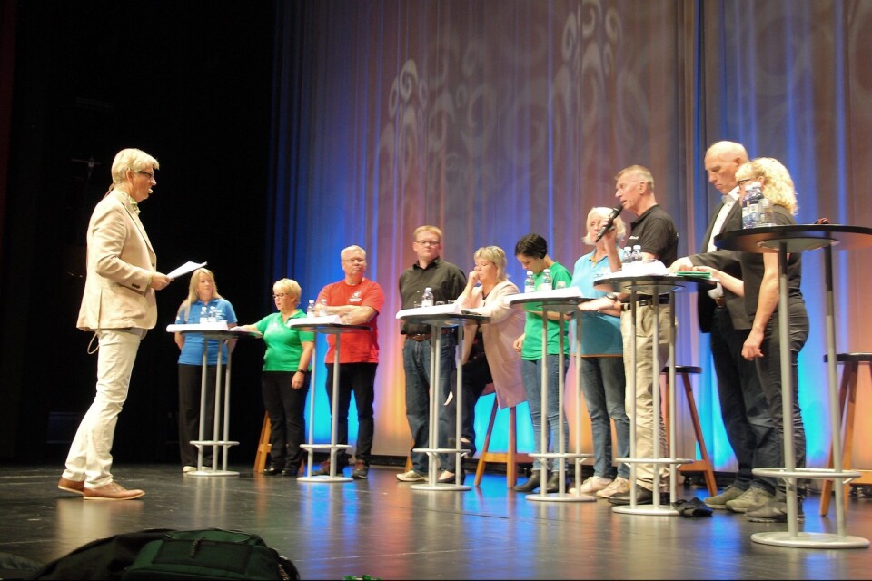 Håkan Nilsson ledde valdebatten i Kulturhuset dit cirka 60 besökare hade sökt sig på lördagen för att få veta vad partierna vill göra med migration, omsorg och sociala frågor. Foto: Stefan Olofson