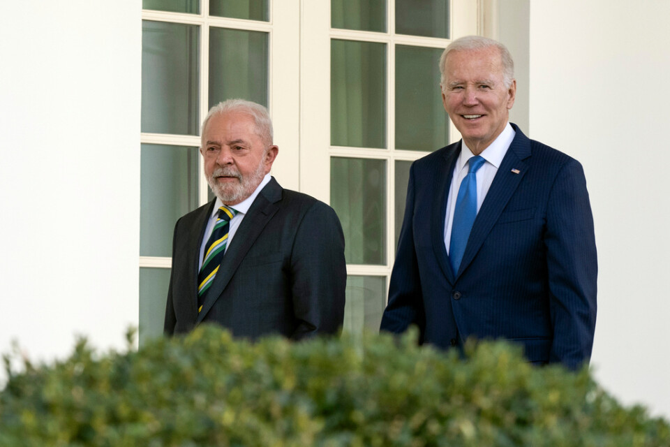 Brasiliens president Luiz Inácio Lula da Silva och USA:s president Joe Biden på väg till Ovala rummet i Vita huset på fredagen.