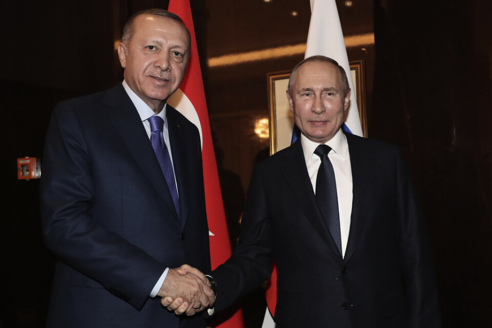 Turkiets president Erdogan ber ryske kollegan Putin att gå "ur vägen" i Syrien. Arkivbild från januari.