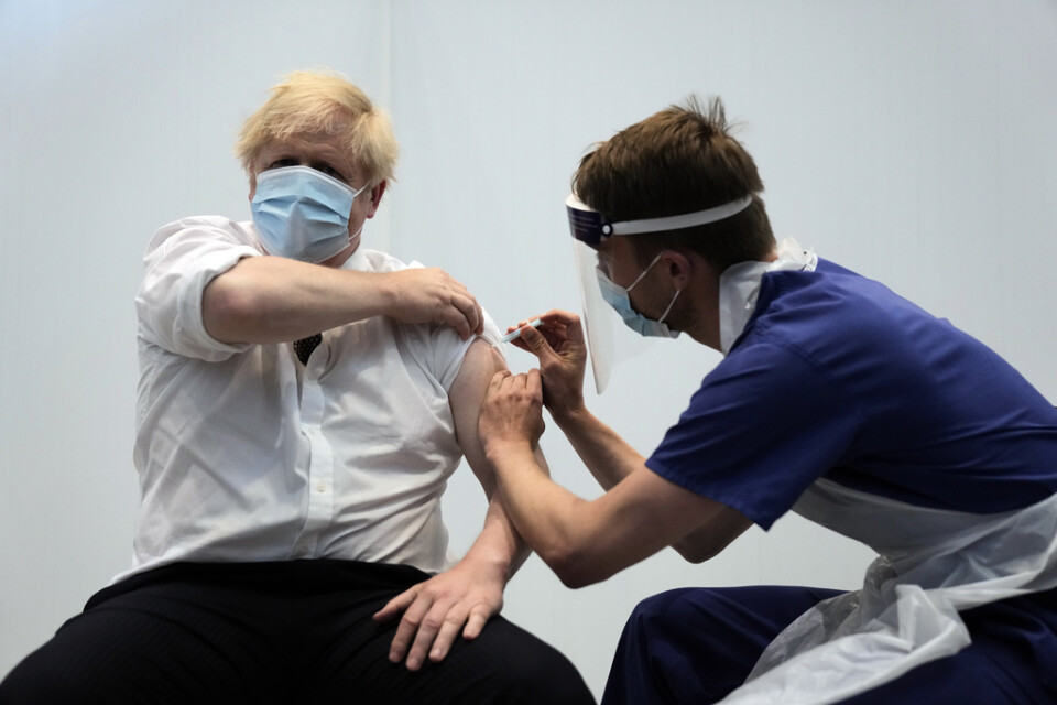Storbritanniens premiärminster Boris Johnson får här sin andra vaccindos, den 3 juni 2021.