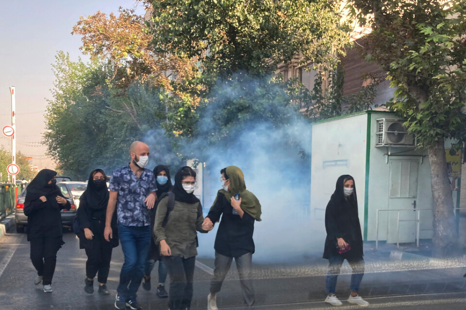 Tårgas använd mot demonstranter vid universitetet i Teheran.