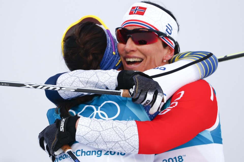 Charlotte Kalla och Marit Björgen efter Kallas skiathlonguld. Nu möts de igen. 
Foto: AP